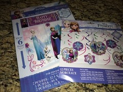 Disney Frozen Scene Setters 5pcs Wall Decorating Kit + 12 Swirl Decorations Set