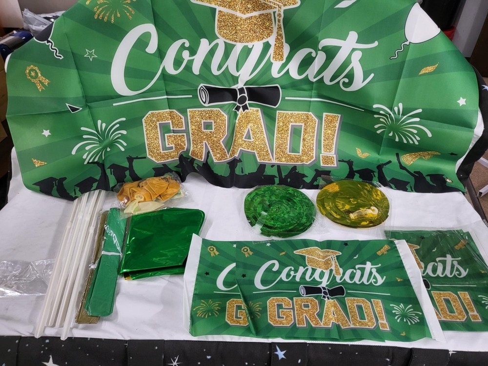 Congrats Grad Party Supplies Green/ Gold