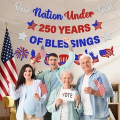 Celebrate Independence Day with this 4th of July Lightweight Glitter Banner