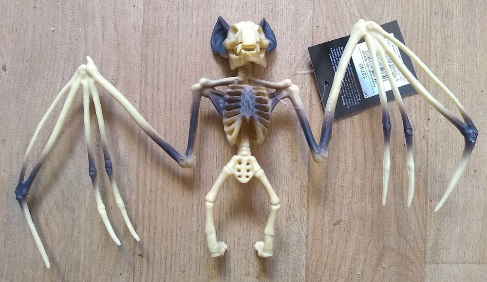 HANGING BAT SKELETON creepy Town 30x17x5cm Solid Plastic Funky Halloween Fun