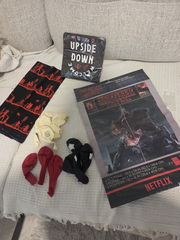 Netflix Stranger Things Scene Setter Kit Balloons Demogorgon Party Multicolor