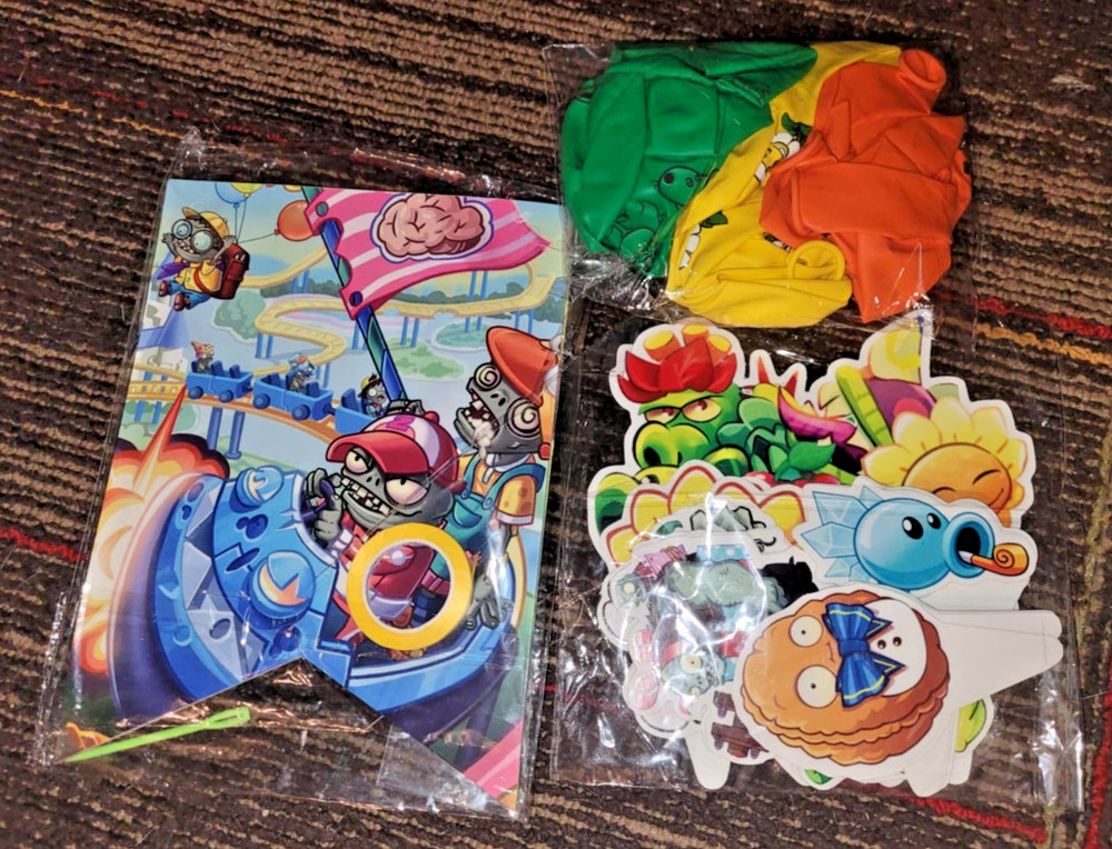 new PLANTS VS ZOMBIES game BIRTHDAY PARTY SUPPLIES LOT banner balloons toppers