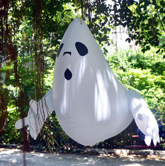2025 Popular Halloween Courtyard Bar Haunted House Shopping Mall Decoration Can