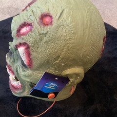 Halloween Large realistic plaster Zombie head, 13″ x 11″,working light,BNWT.