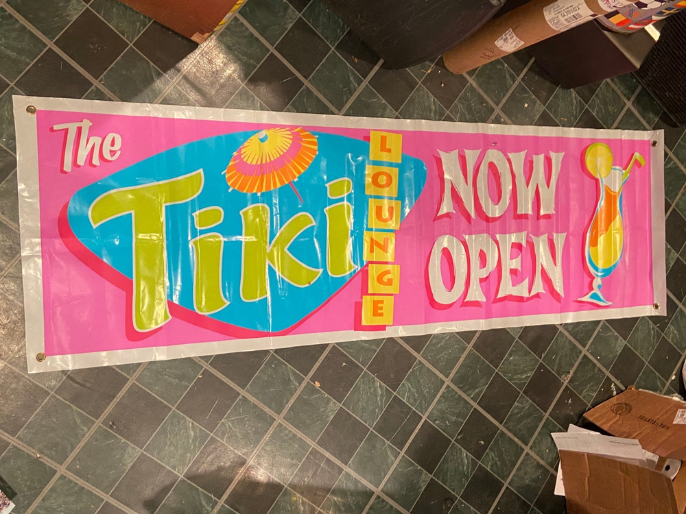 Plastic Tiki Lounge Now Open Party Banner 64″ X 20″ *Pre-Owned/Wrinkled/Nice* q2
