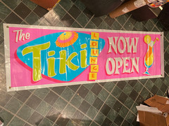 Plastic Tiki Lounge Now Open Party Banner 64″ X 20″ *Pre-Owned/Wrinkled/Nice* q2