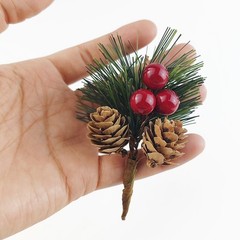TIHOOD 25PCS Artificial Pine Picks, 3.15″ x 2.36″, Green, Red and Brown