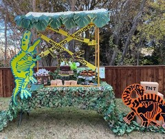 Tropical Plastic Tiki Hut Drink/Food Tabletop Station w/ Palm Leaf Garland #237