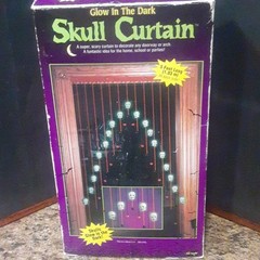 FUN WORLD HALLOWEEN Glow In The Dark Beaded Skull Curtain