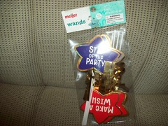 Party Wands, Package of 8 Star Shaped 8.75″ Plastic Wands with Gold Streamers