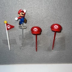 UNIVERSAL STUDIOS EPIC UNIVERSE SUPER MARIO LAND FOOD PICKS – MARIO & FLAG HAT