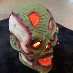 Halloween Large realistic plaster Zombie head, 13″ x 11″,working light,BNWT.