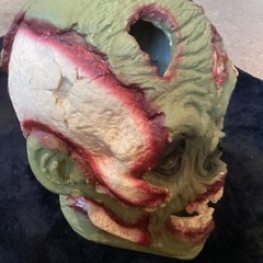 Halloween Large realistic plaster Zombie head, 13″ x 11″,working light,BNWT.