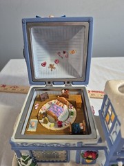 PartyLite «Lights Up On A House top» Tea Light Christmas Decoration.