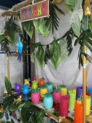 Tropical Plastic Tiki Hut Drink/Food Tabletop Station w/ Palm Leaf Garland #237