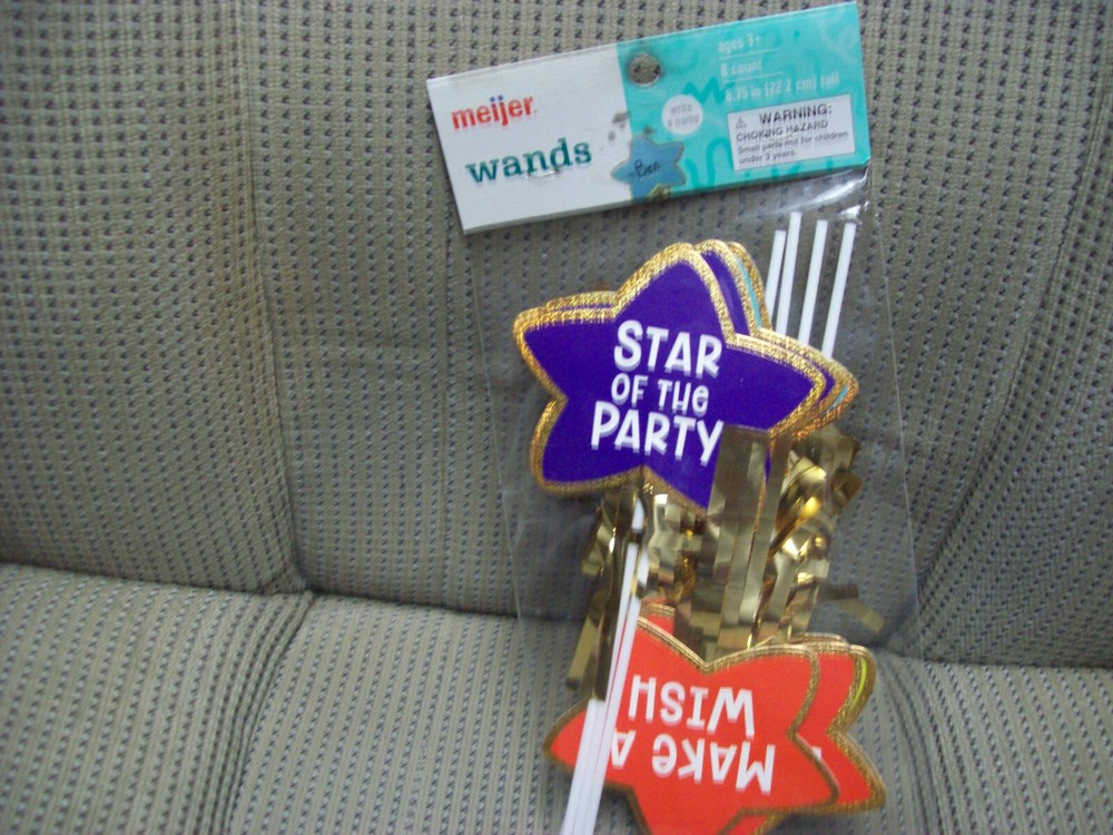 Party Wands, Package of 8 Star Shaped 8.75″ Plastic Wands with Gold Streamers