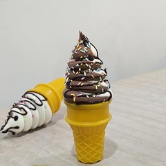 2PCS Artificial Ice Cream Brown White Fake Dessert Model Bakery Display Prop