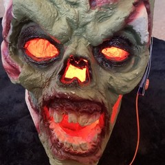 Halloween Large realistic plaster Zombie head, 13″ x 11″,working light,BNWT.