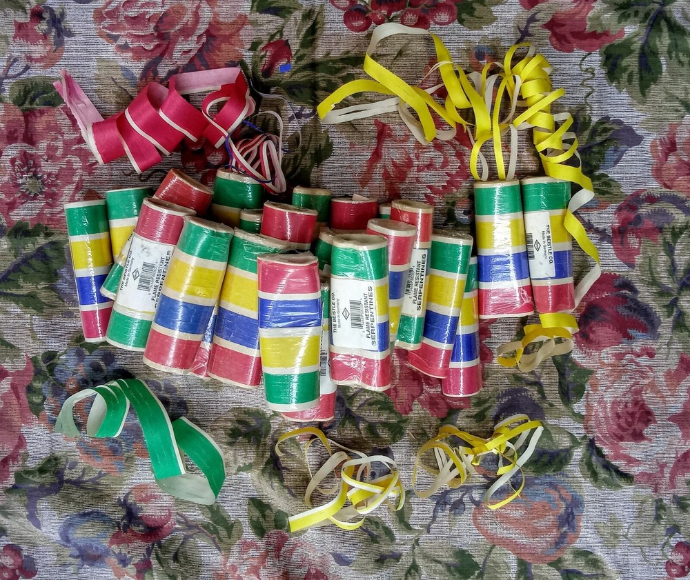 LOT OF 25 MULTI-COLORED SERPENTINES