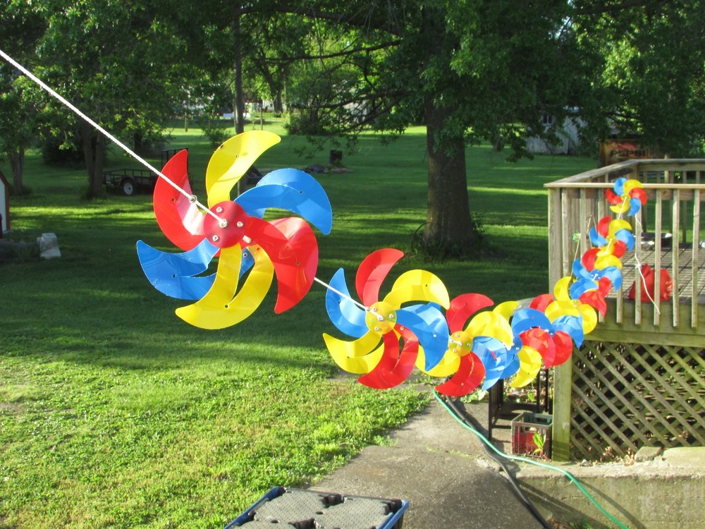 1 Set – STRING of 10 Rope PINWHEEL Colorful Turntable WINDMILL Outdoor GARDENS !
