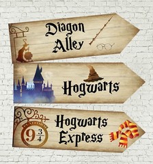 6 School of Magic Wizards Party Decoration Arrow Signs