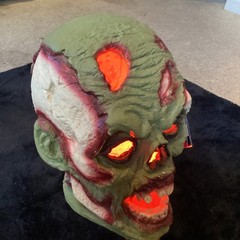 Halloween Large realistic plaster Zombie head, 13″ x 11″,working light,BNWT.