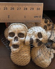 16 small skulls – Halloween Decorations
