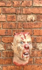 ZOMBIE SEVERED HEAD LATEX LIFE SIZE HALLOWEEN PROP DECORATION FANCY DRESS 45CM
