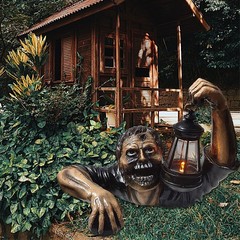 Ground Breaking Zombie Skeleton Prop Lantern Halloween Party Garden DecorationJQ