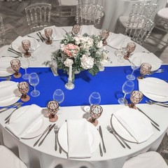 12-Pack 12×108″ Royal Blue Satin Table Runners & 84″ White Round Tablecloths