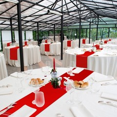 12-Pack 12×108″ Satin Table Runner & 84″ Round Plastic Tablecloths Set Red/White