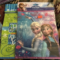 Disney FROZEN Party Pack – 23 Plates 40 Napkins 14 Cake Top 16 Bags 3 Hats !