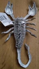 2 x SCORPION SKELETONS creepy Town 24x13x4cm Plastic Funky Halloween Fun