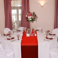 12-Pack 12×108″ Satin Table Runner & 84″ Round Plastic Tablecloths Set Red/White