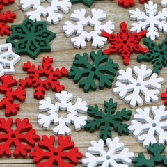 (50 Pieces/pack) 23mm Christmas Snowflake Wood Chips Colorful Diverse New Year’s