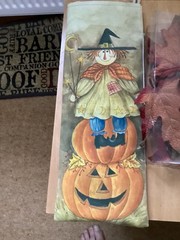 SCARECROW HALLOWEEN BOTTLE BAG USA PLUS TWO BOXES OF ARTIFICIAL LEAVES