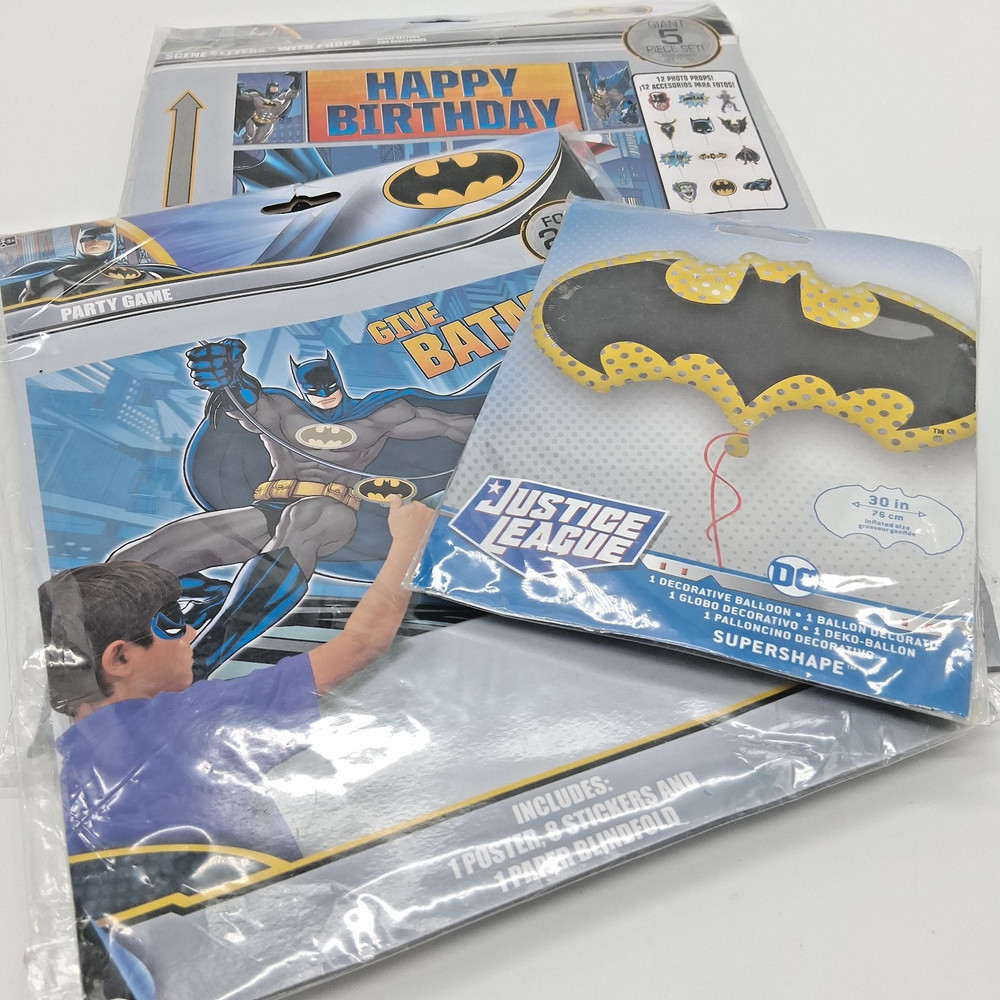 Batman Giant 5pc Scene Setter Kit W/9 Photo Props 30inch Balloon And Party Game