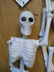 2 SKELETONS White Jointed Hanging Plastic 36x12x5.5cm New Funky Fun Decoration