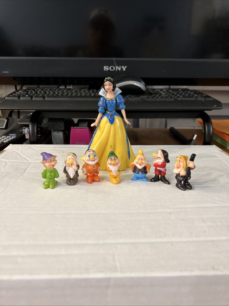 Snow White and the Dwarf Decoration Party Gift Package Lot of 8 Pieces