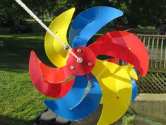 1 Set – STRING of 10 Rope PINWHEEL Colorful Turntable WINDMILL Outdoor GARDENS !