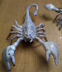 2 x SCORPION SKELETONS creepy Town 24x13x4cm Plastic Funky Halloween Fun
