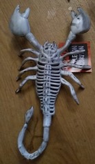 2 x SCORPION SKELETONS creepy Town 24x13x4cm Plastic Funky Halloween Fun