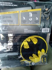 DC Comics – Batman Table Decorating Kit – 3 Pieces Plus Confetti