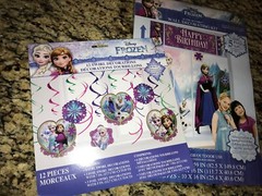 Disney Frozen Scene Setters 5pcs Wall Decorating Kit + 12 Swirl Decorations Set