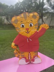 CUSTOM PIÑATAS SIZE LARGE 30”