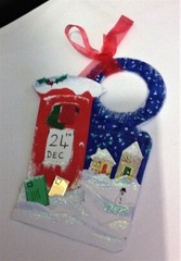 Snowy Postbox Christmas bottle tag – single/set of 3