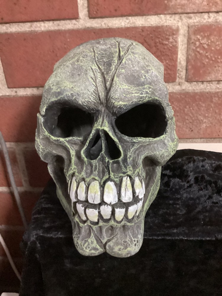 Halloween Prop – Dark Grey Distressed Dynamic Skull Prop