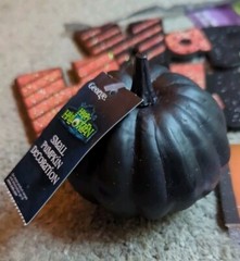 Halloween Bundle Decorations Plaque, Spiders, Skull & Skeleton Pumpkin.