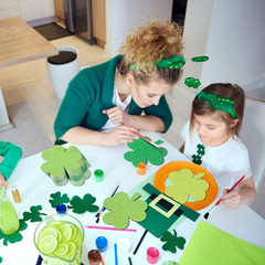 180 Pcs Shamrocks Cutouts St. Patrick’S Day Glitter Paper Cut-Outs 4 Inch Green