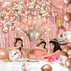 Decoración cumpleaños oro rosa con pancarta, globos, luces, corona, cortinas